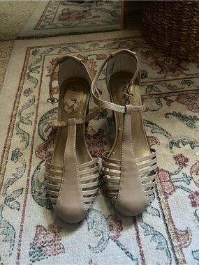 Strappy T‑Bar Heels in Nude